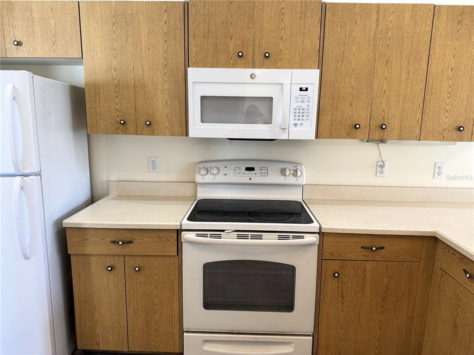 Active With Contract: $1,900 (3 beds, 2 baths, 1556 Square Feet)