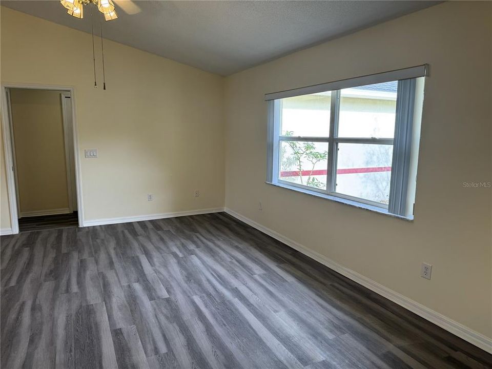 Active With Contract: $1,900 (3 beds, 2 baths, 1556 Square Feet)