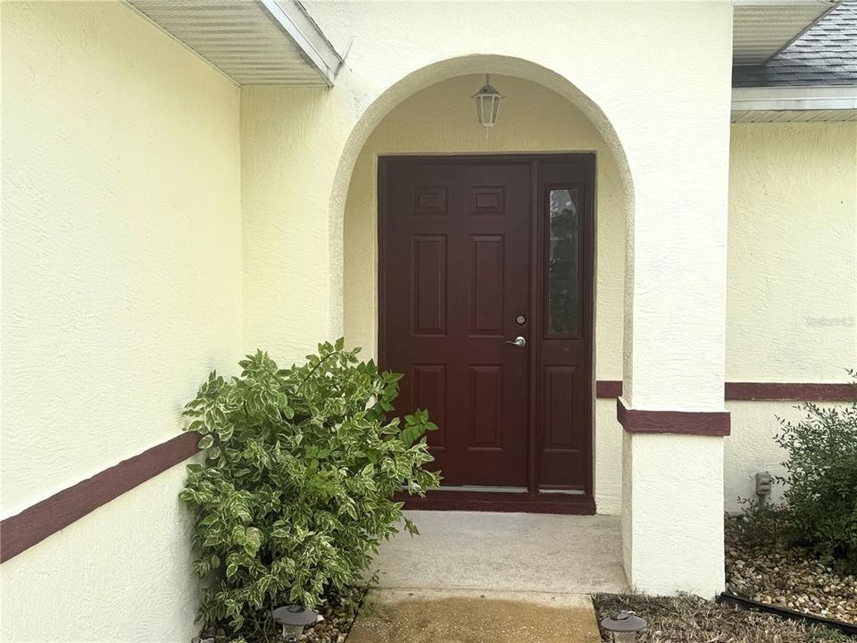 Active With Contract: $1,900 (3 beds, 2 baths, 1556 Square Feet)