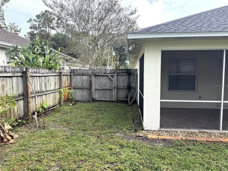 Active With Contract: $1,900 (3 beds, 2 baths, 1556 Square Feet)