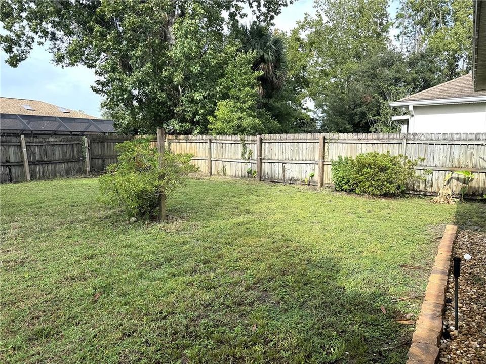 Active With Contract: $1,900 (3 beds, 2 baths, 1556 Square Feet)