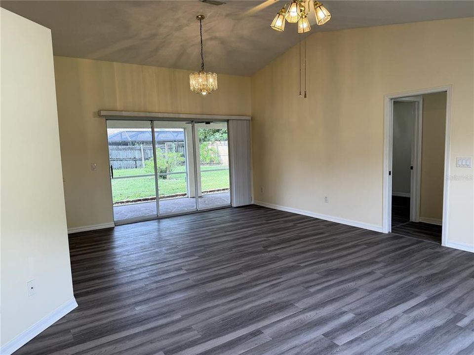 Active With Contract: $1,900 (3 beds, 2 baths, 1556 Square Feet)