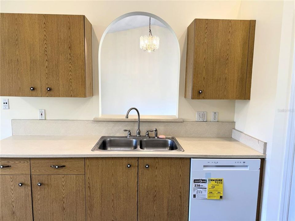 Active With Contract: $1,900 (3 beds, 2 baths, 1556 Square Feet)