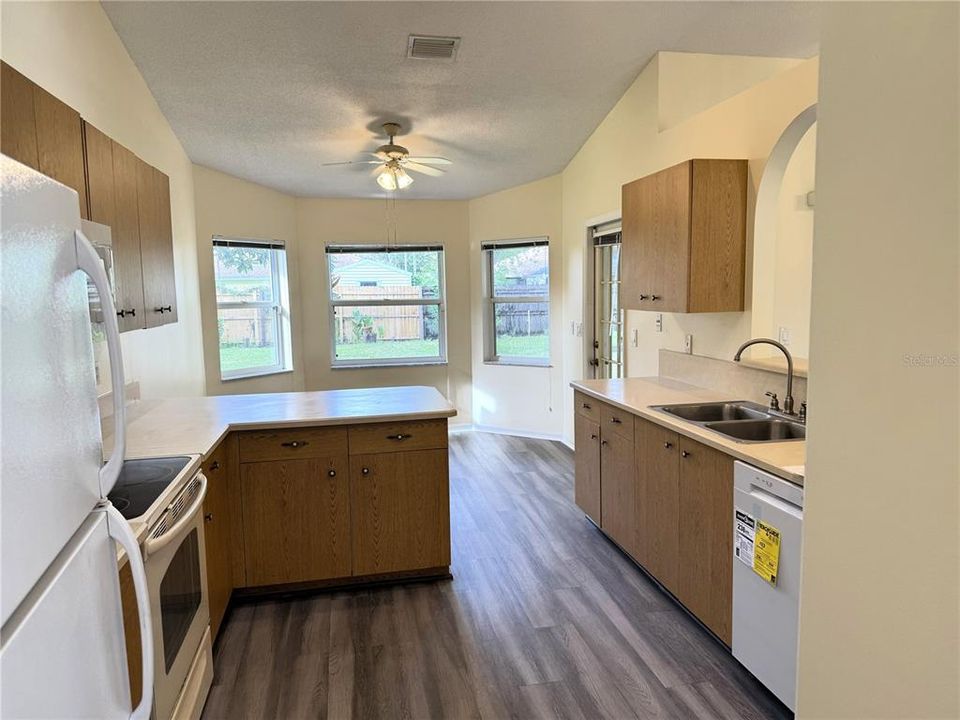 Active With Contract: $1,900 (3 beds, 2 baths, 1556 Square Feet)