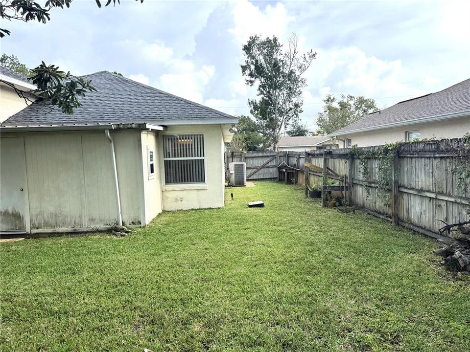 Active With Contract: $1,900 (3 beds, 2 baths, 1556 Square Feet)