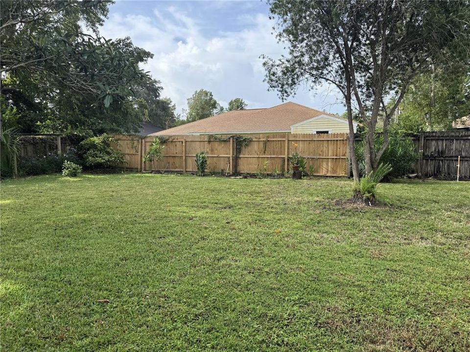 Active With Contract: $1,900 (3 beds, 2 baths, 1556 Square Feet)
