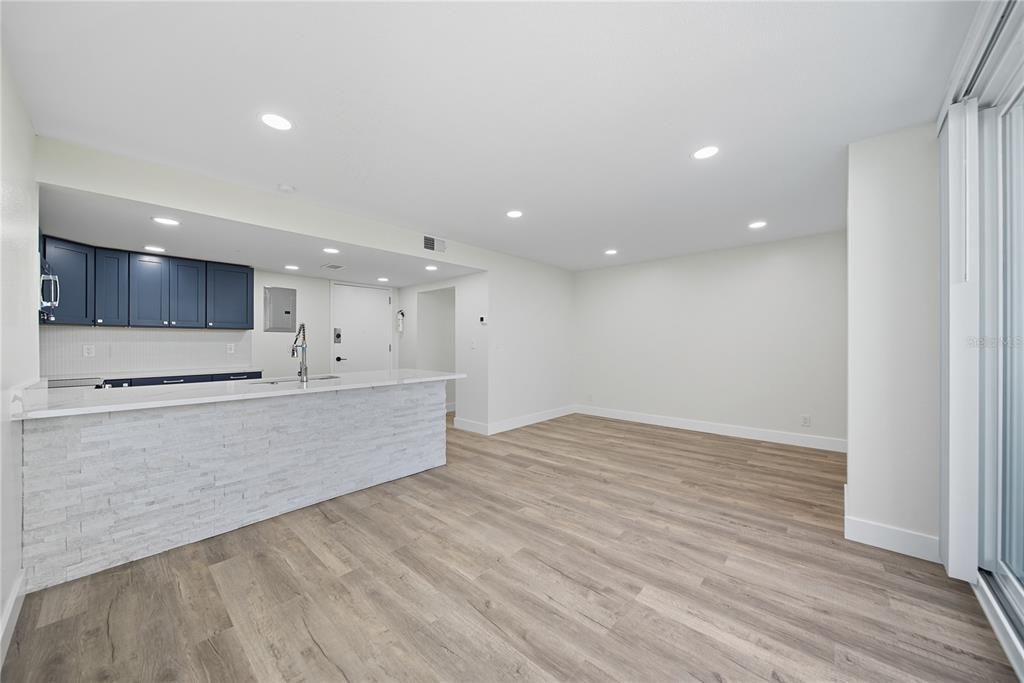 На продажу: $360,000 (2 спален, 2 ванн, 888 Квадратных фут)