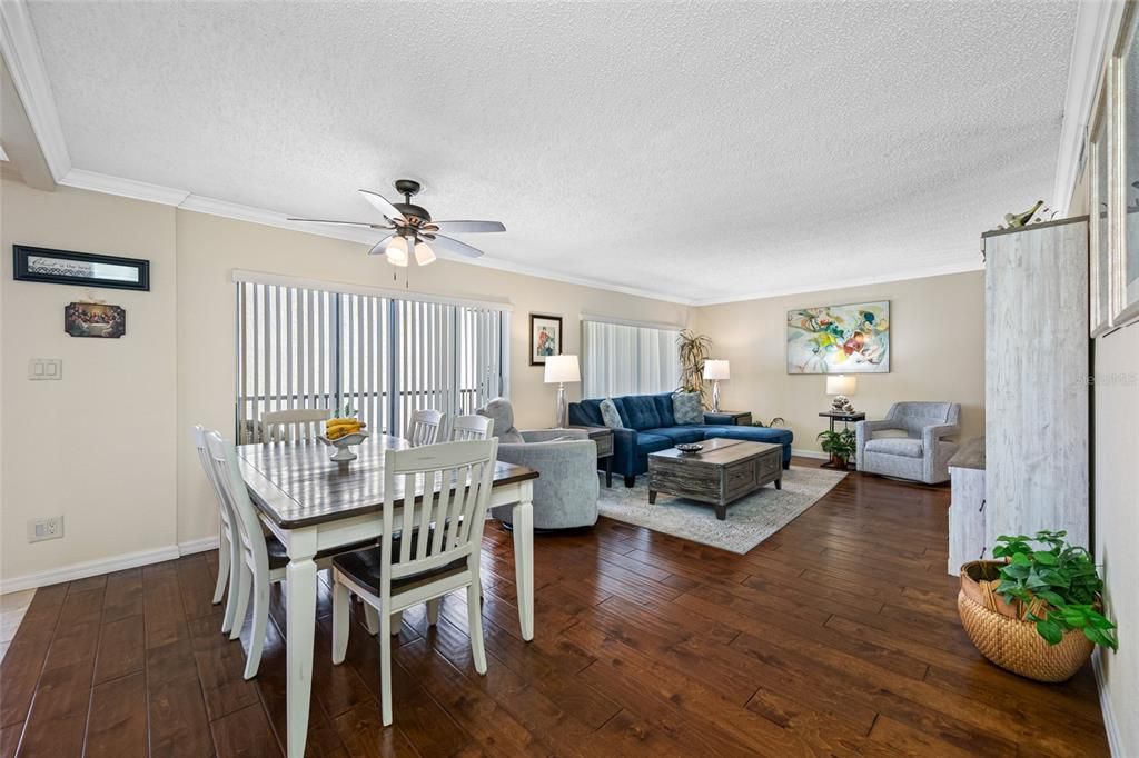 Activo con contrato: $329,900 (3 camas, 2 baños, 1345 Pies cuadrados)