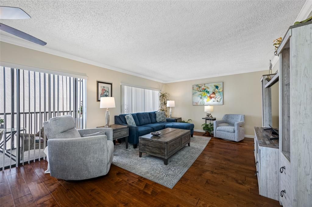 Activo con contrato: $329,900 (3 camas, 2 baños, 1345 Pies cuadrados)