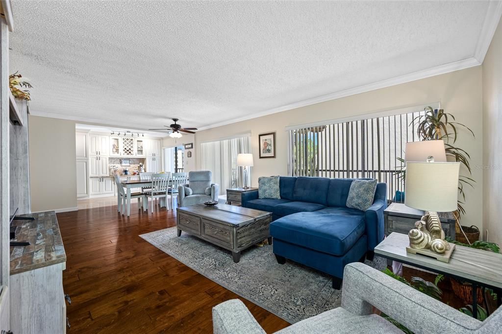 Activo con contrato: $329,900 (3 camas, 2 baños, 1345 Pies cuadrados)