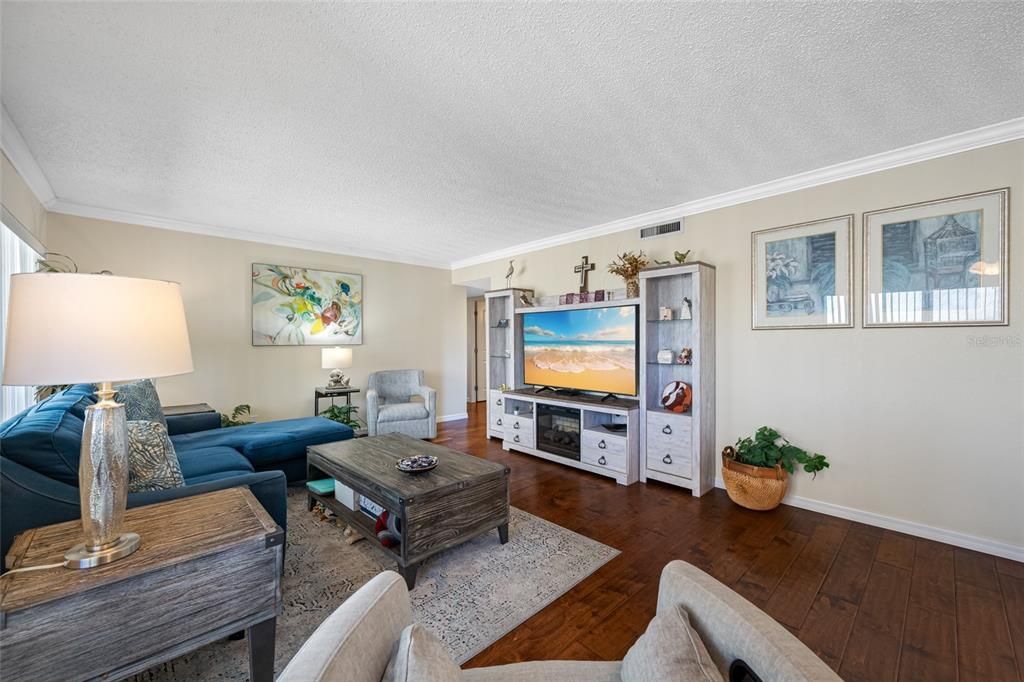 Activo con contrato: $329,900 (3 camas, 2 baños, 1345 Pies cuadrados)