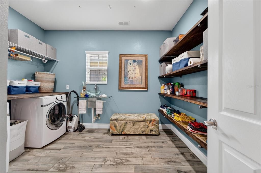 For Sale: $525,000 (4 beds, 3 baths, 2925 Square Feet)