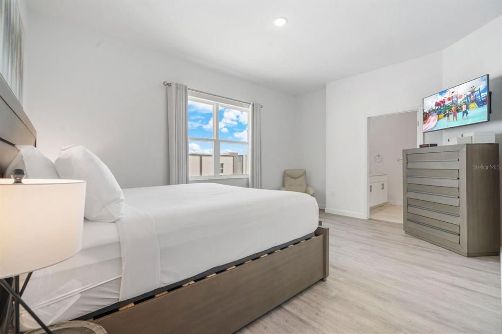 For Rent: $3,050 (5 beds, 4 baths, 2048 Square Feet)