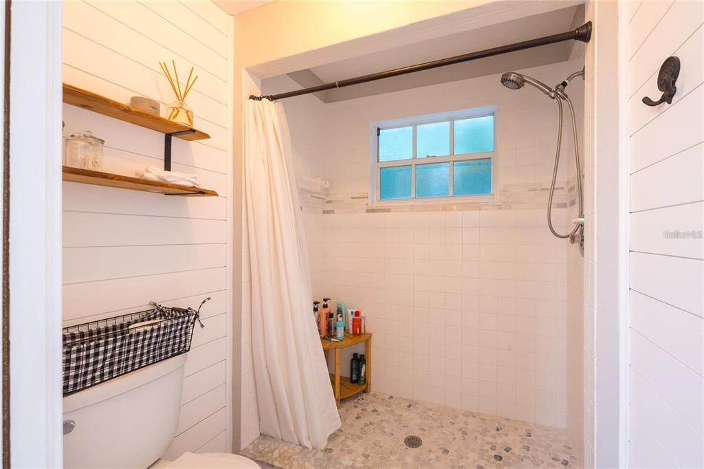 待售: $750,000 (8 贝兹, 6 浴室, 3728 平方英尺)