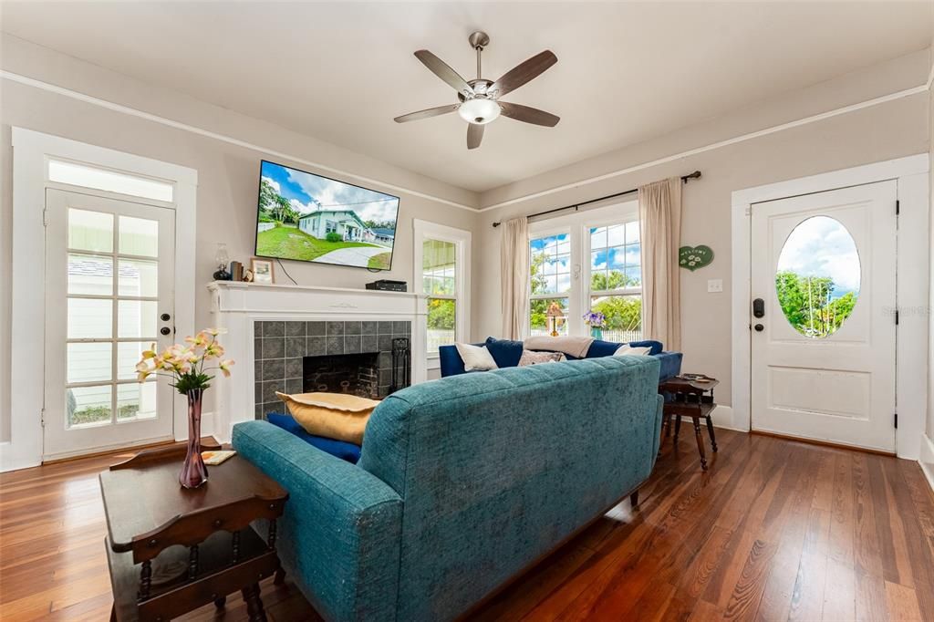 For Sale: $390,000 (3 beds, 2 baths, 1898 Square Feet)