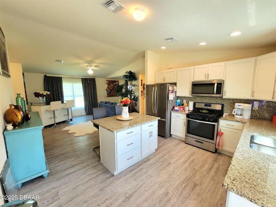 For Sale: $310,000 (2 beds, 2 baths, 1224 Square Feet)