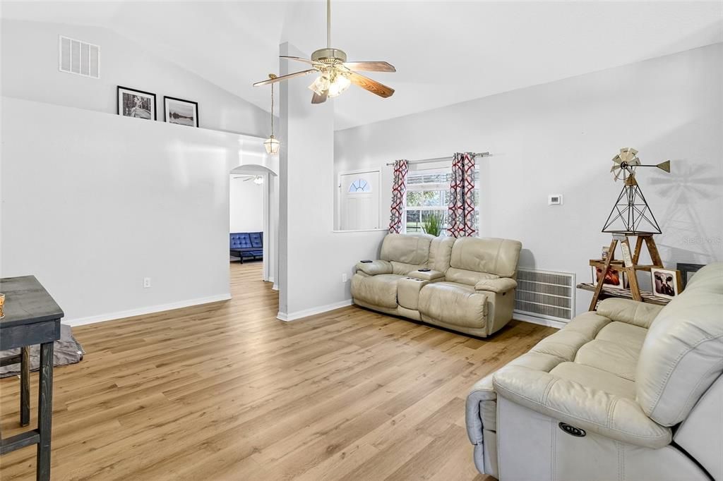 For Sale: $475,000 (3 beds, 2 baths, 1656 Square Feet)