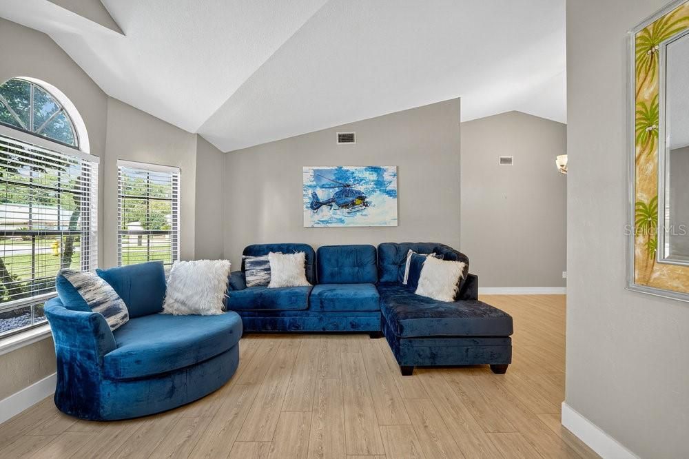 En Venta: $564,000 (4 camas, 2 baños, 2037 Pies cuadrados)