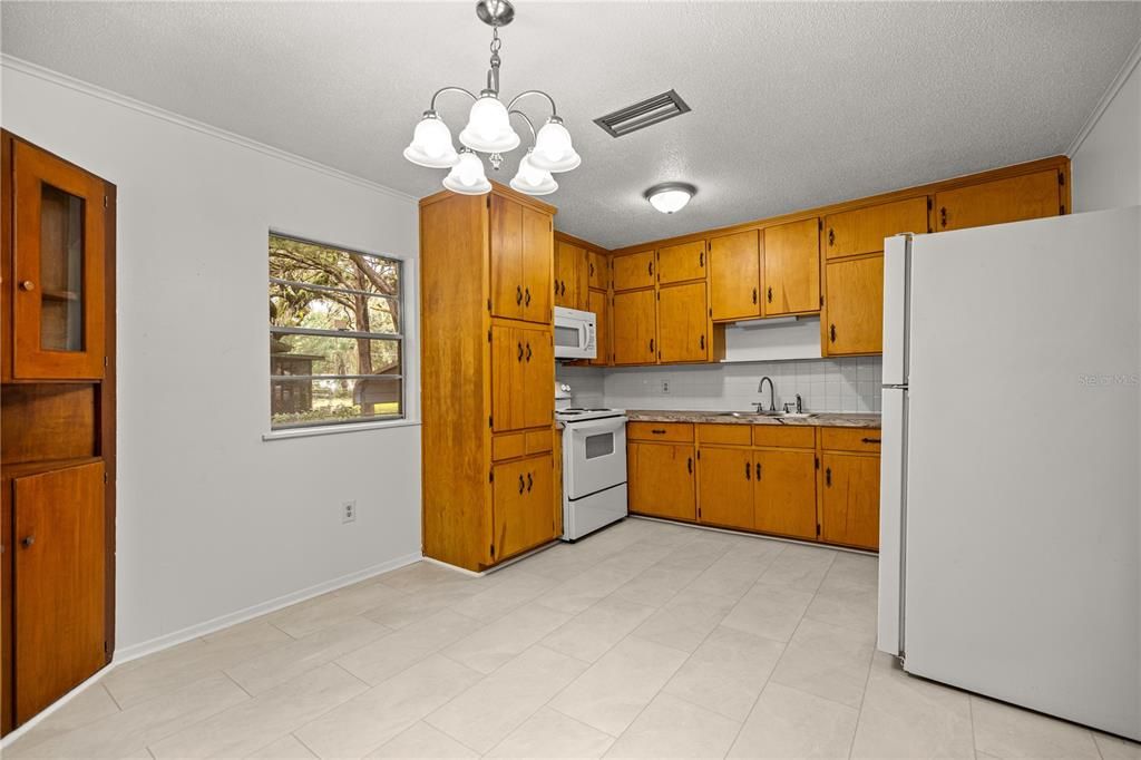 Active With Contract: $179,900 (2 beds, 2 baths, 1066 Square Feet)