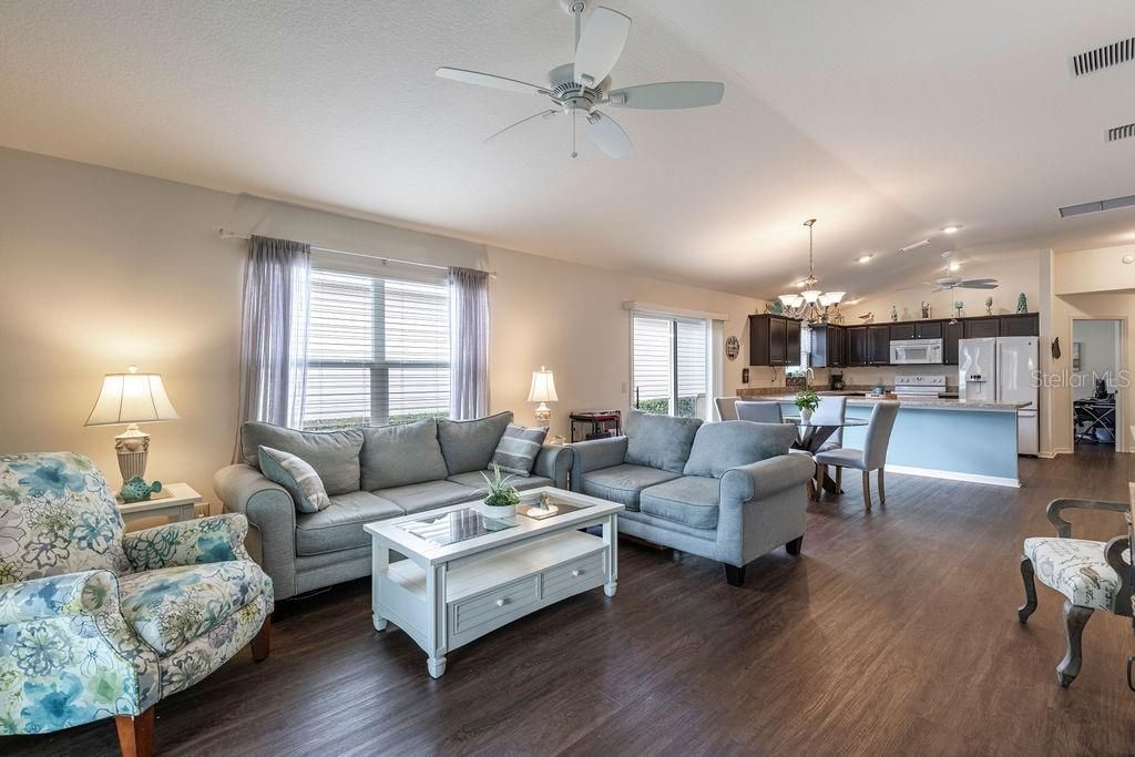 待售: $360,000 (3 贝兹, 2 浴室, 1407 平方英尺)