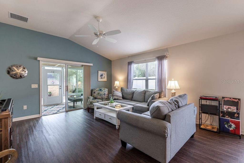 待售: $360,000 (3 贝兹, 2 浴室, 1407 平方英尺)