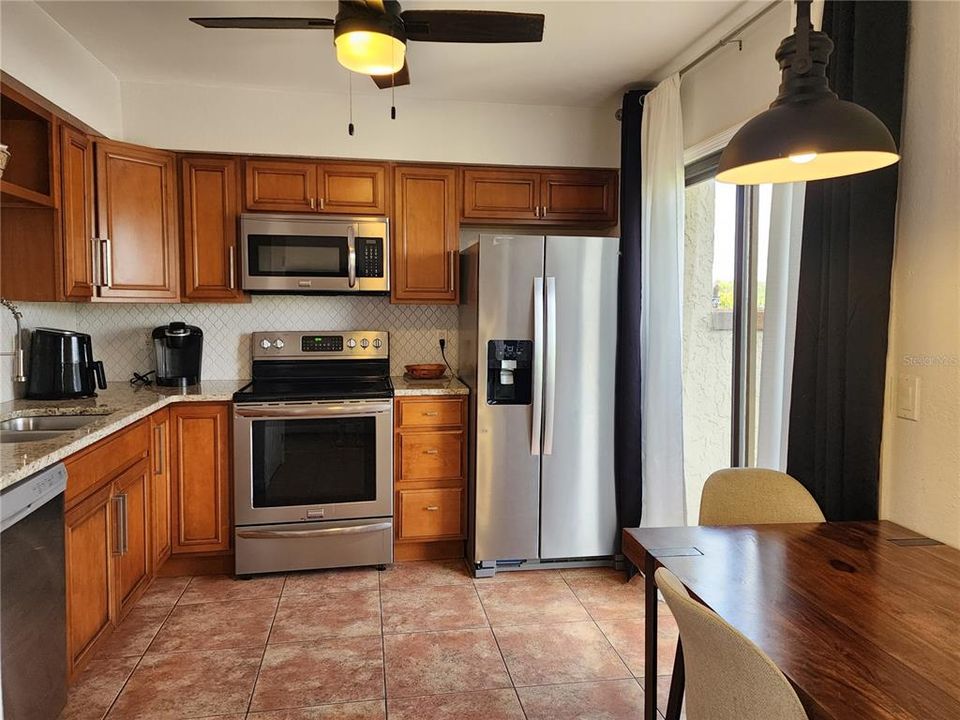 На продажу: $148,900 (2 спален, 2 ванн, 892 Квадратных фут)