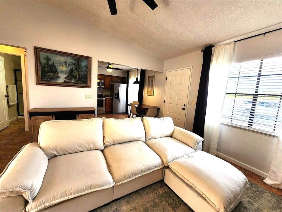 На продажу: $148,900 (2 спален, 2 ванн, 892 Квадратных фут)