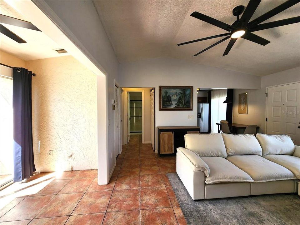 На продажу: $148,900 (2 спален, 2 ванн, 892 Квадратных фут)