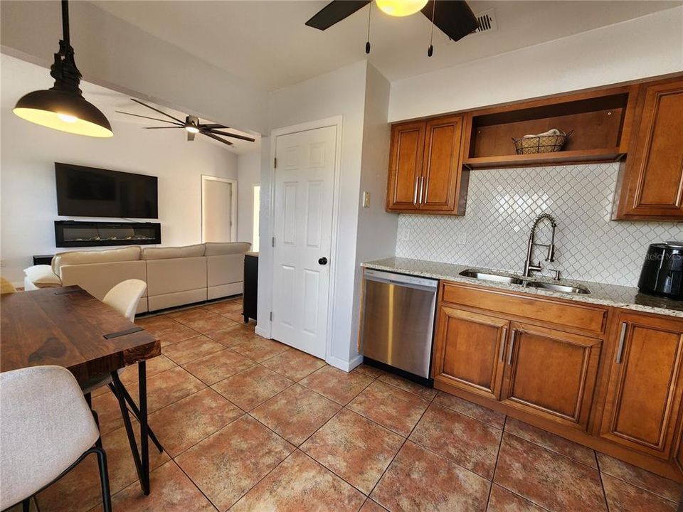 На продажу: $148,900 (2 спален, 2 ванн, 892 Квадратных фут)