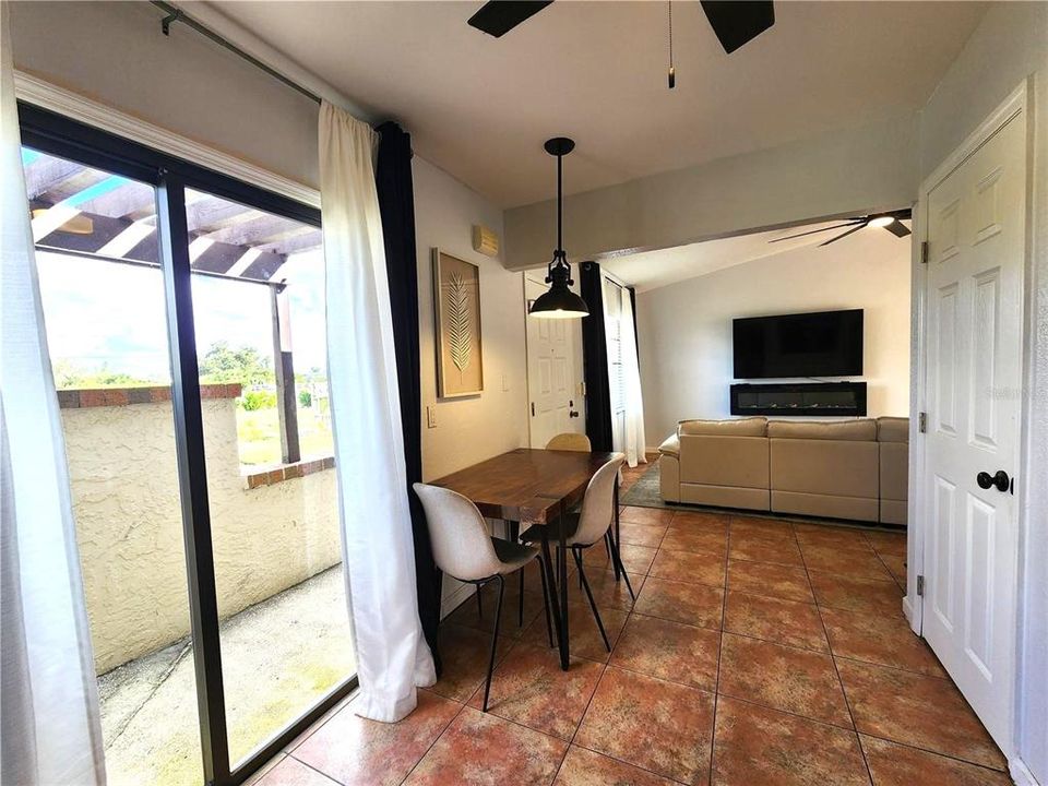 На продажу: $148,900 (2 спален, 2 ванн, 892 Квадратных фут)