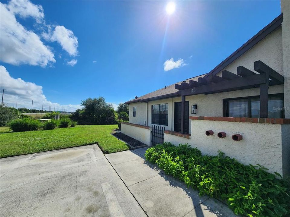 На продажу: $148,900 (2 спален, 2 ванн, 892 Квадратных фут)