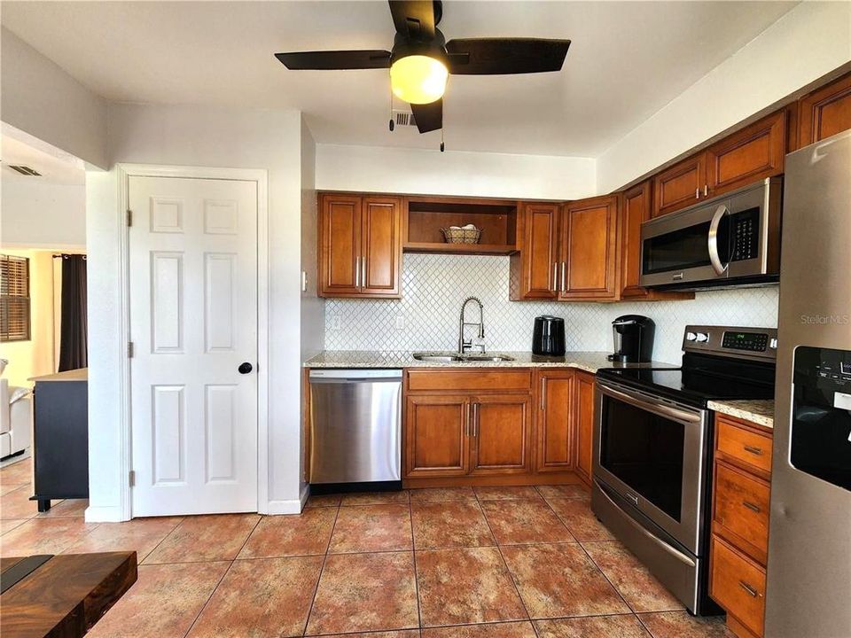 На продажу: $148,900 (2 спален, 2 ванн, 892 Квадратных фут)