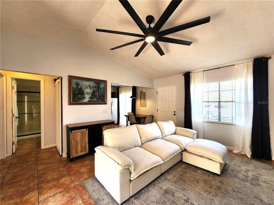 На продажу: $148,900 (2 спален, 2 ванн, 892 Квадратных фут)