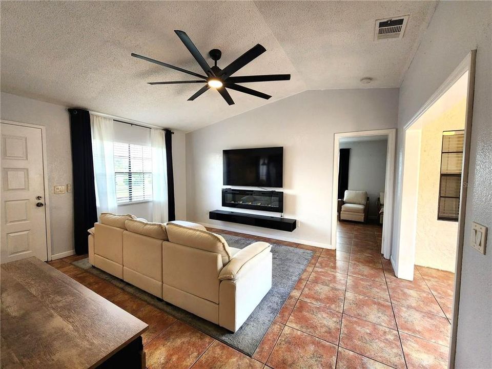 На продажу: $148,900 (2 спален, 2 ванн, 892 Квадратных фут)