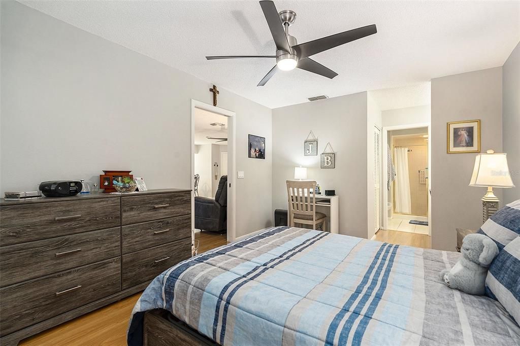 合同活跃: $149,000 (2 贝兹, 2 浴室, 1138 平方英尺)