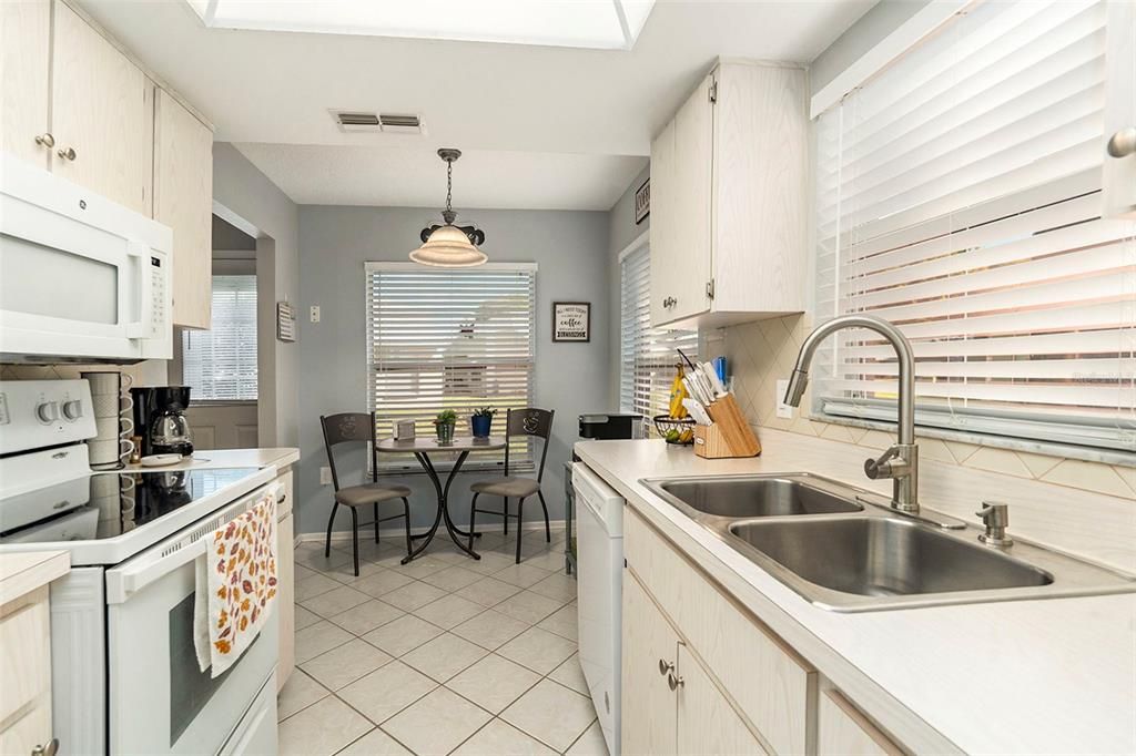 合同活跃: $149,000 (2 贝兹, 2 浴室, 1138 平方英尺)