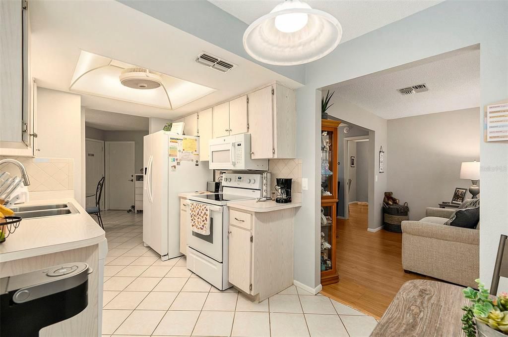 合同活跃: $149,000 (2 贝兹, 2 浴室, 1138 平方英尺)