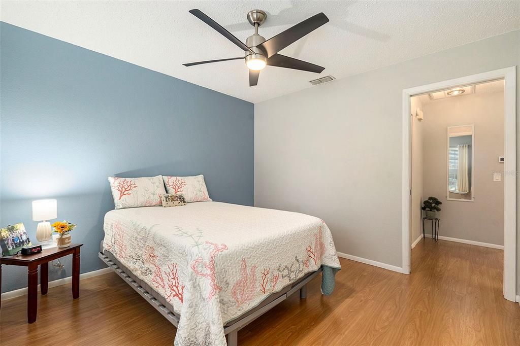 合同活跃: $149,000 (2 贝兹, 2 浴室, 1138 平方英尺)