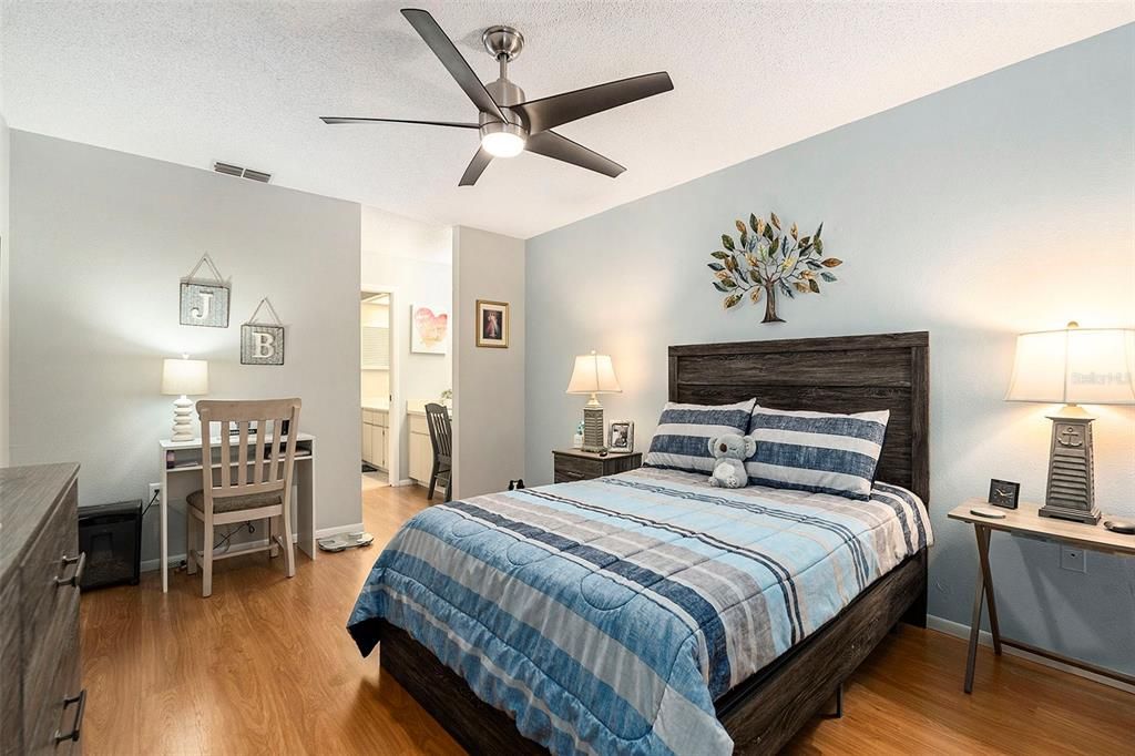 合同活跃: $149,000 (2 贝兹, 2 浴室, 1138 平方英尺)