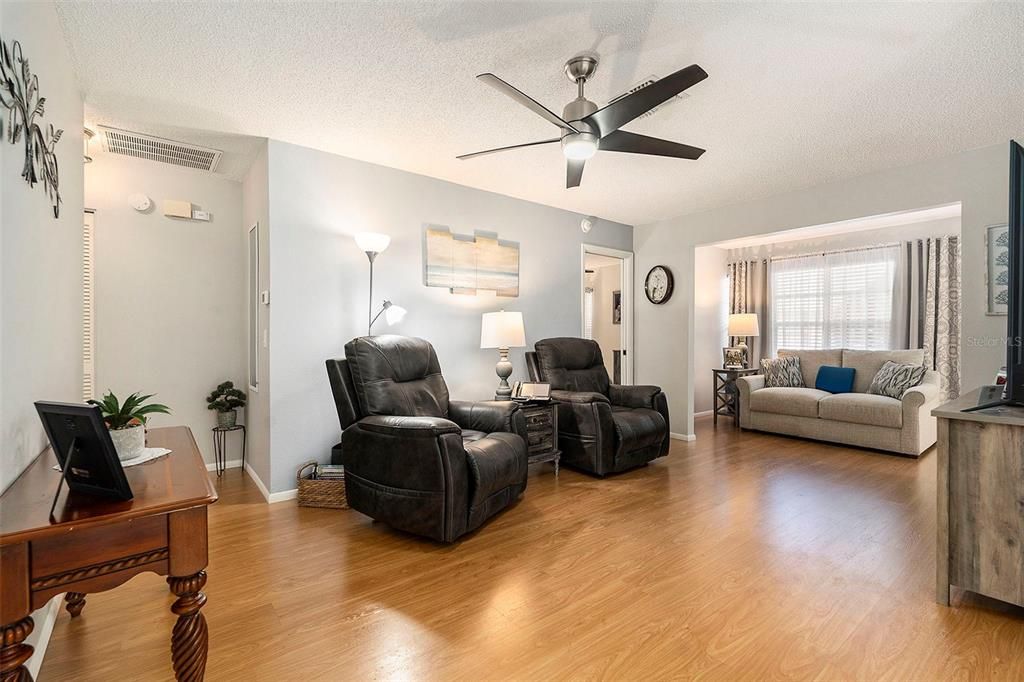 合同活跃: $149,000 (2 贝兹, 2 浴室, 1138 平方英尺)