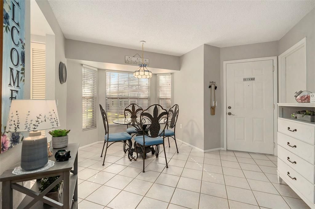 合同活跃: $149,000 (2 贝兹, 2 浴室, 1138 平方英尺)