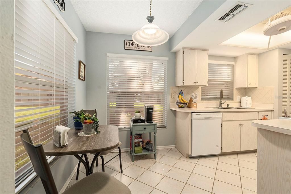 合同活跃: $149,000 (2 贝兹, 2 浴室, 1138 平方英尺)