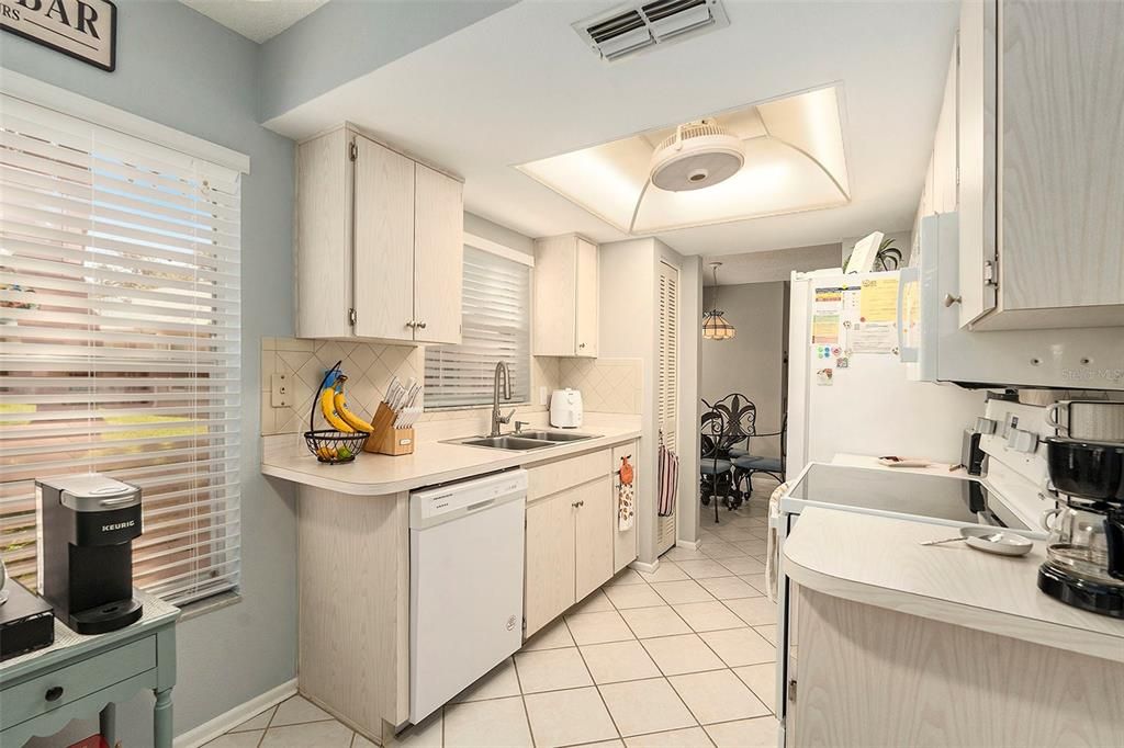 合同活跃: $149,000 (2 贝兹, 2 浴室, 1138 平方英尺)