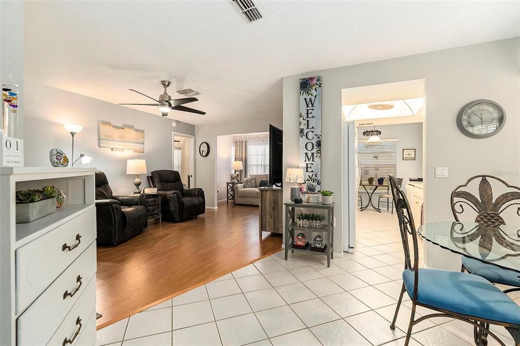 合同活跃: $149,000 (2 贝兹, 2 浴室, 1138 平方英尺)