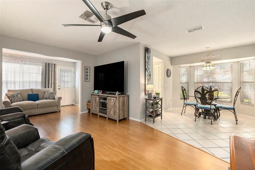 合同活跃: $149,000 (2 贝兹, 2 浴室, 1138 平方英尺)