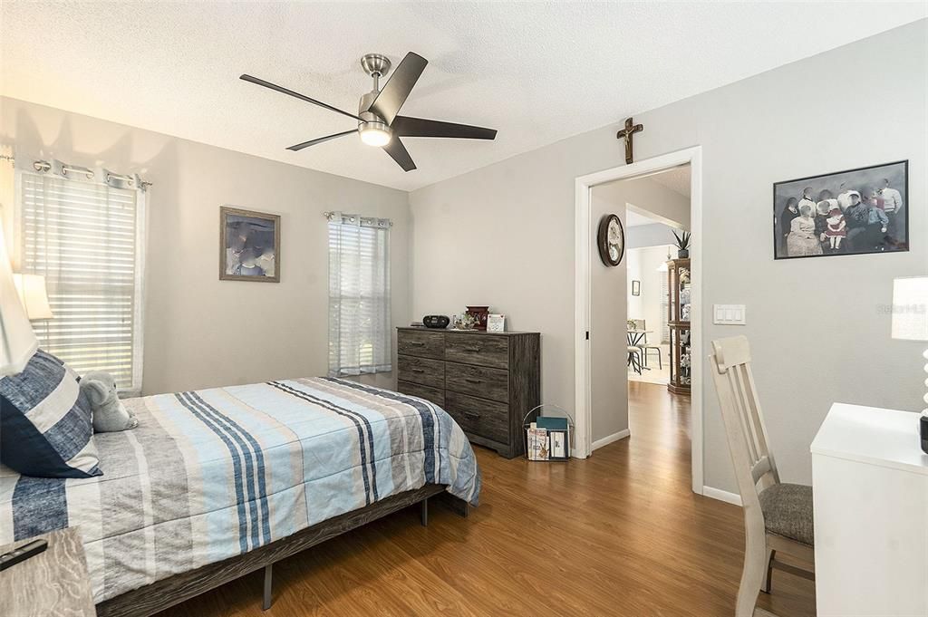 合同活跃: $149,000 (2 贝兹, 2 浴室, 1138 平方英尺)