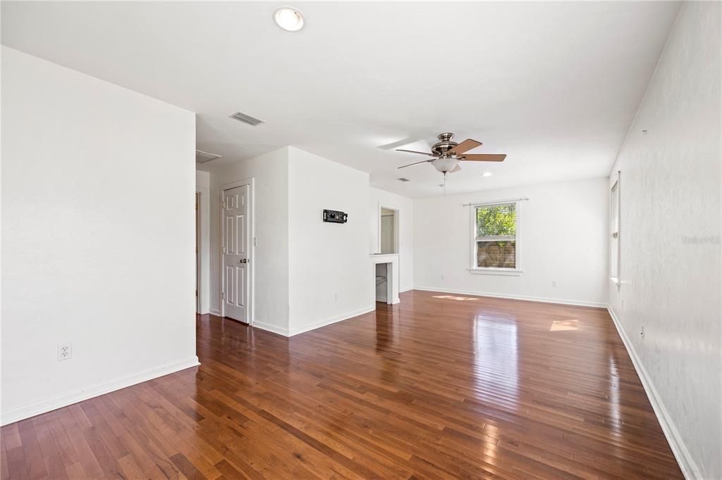 На продажу: $317,000 (4 спален, 2 ванн, 1716 Квадратных фут)