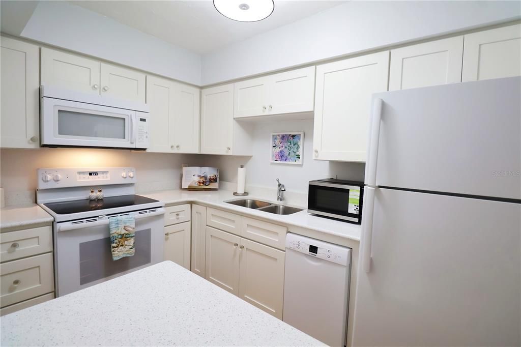 Под контрактом: $128,000 (2 спален, 1 ванн, 985 Квадратных фут)