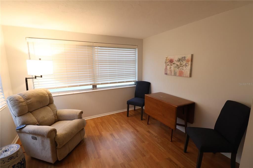 Под контрактом: $128,000 (2 спален, 1 ванн, 985 Квадратных фут)