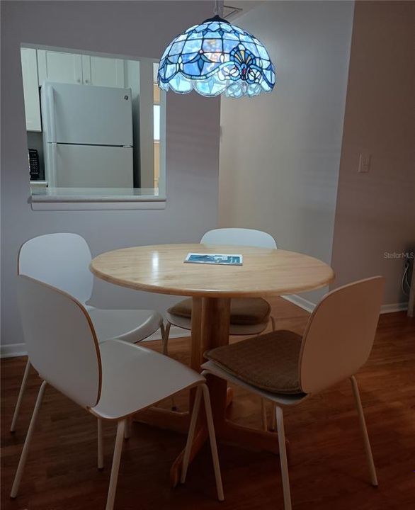 Под контрактом: $128,000 (2 спален, 1 ванн, 985 Квадратных фут)